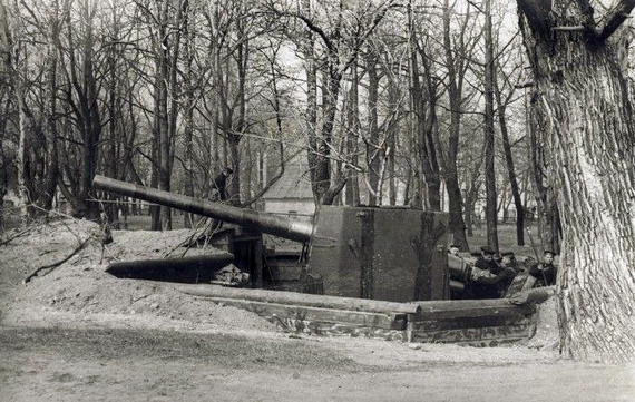 Орудие батареи Е.М. Семенова в Петровском парке г. Кронштадта. Май 1942 г. Орудие в Петровском парке Кронштадта