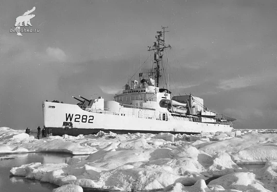 Ледокол Northwind (WAGB-282) с поврежденным рулем в Восточно-Сибирском море. 1953 г. Ледокол Northwind (WAGB-282)