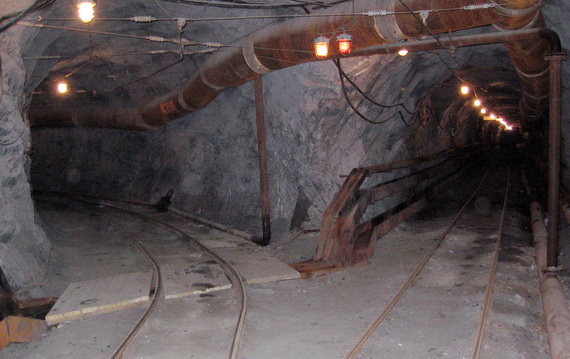 Так выглядит участок сопряжения штольни и штрека. Пос. Северный, 2007 год Участок сопряжения штольни и штрека.
