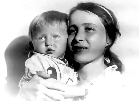Елена Константиновна Сычугова с сыном Алексеем Елена Константиновна Сычугова с сыном Алексеем