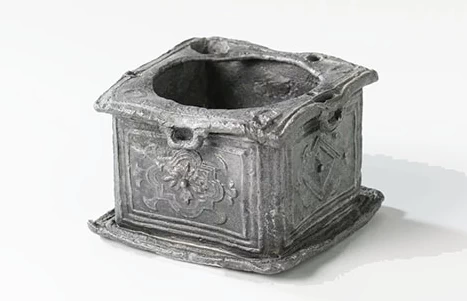 Чернильница, прямоугольная, украшенная по бокам картушами.