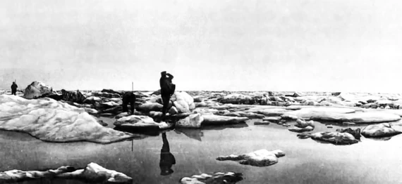 Поле черного льда в Карском море