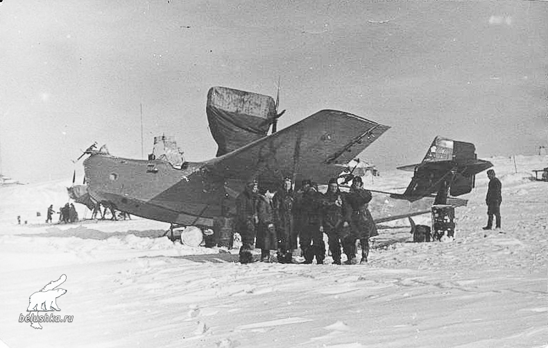 Перед вылетом МБР на Архангельск. В группе летчики: Левченко, Сокол, Крестьянов.