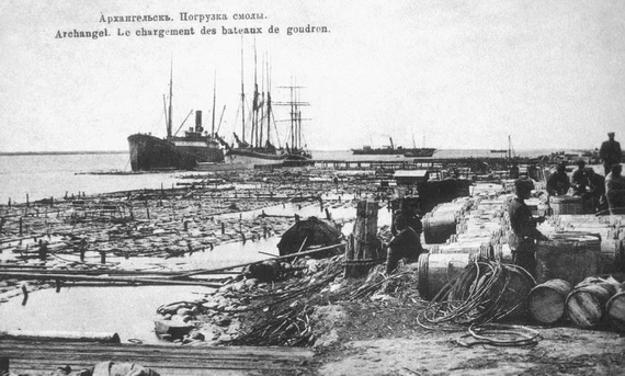 Архангельскъ — Погрузка смолы