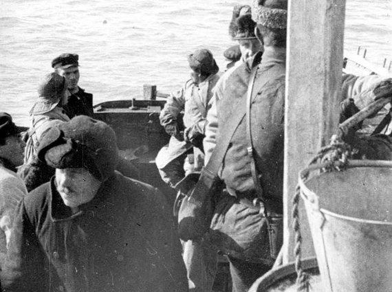 Российский инспектор поднялся на борт, спросил, кто они такие, и изучил документы экспедиции. Убедившись, что все в порядке, инспектор покинул шхуну.