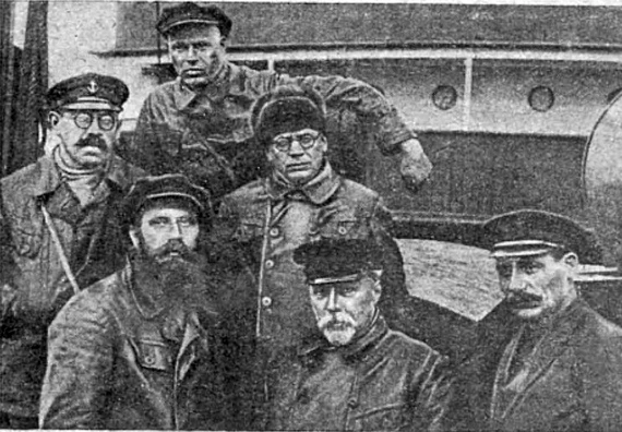 Научный состав экспедиции: внизу слева направо - О.Ю. Шмидт, Б.Л. Исаченко, В.И. Воронин, второй ряд - Р.Л. Самойлович, В.Ю. Визе, наверху - В.П. Савич
