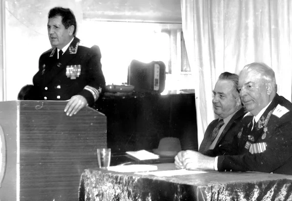 Трубчевское педагогическом училище. За столом генерал-лейтенант Г.Г. Кудрявцев с директором краеведческого музея Н.Г. Тихоновым. За трибуной вице-адмирал В.Г. Кудрявцев. 1985 г. генерал-лейтенант Г.Г. Кудрявцев и вице-адмирал В.Г. Кудрявцев