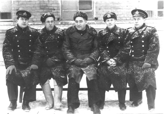 Слева направо: Кудрявцев Г.Г., Соловьев М.А., Федьков И.Н., Михаилов В.С., Крыжевич. Кронштадт, январь 1945 г. Кудрявцев Г.Г. Кронштадт, январь 1945 г.