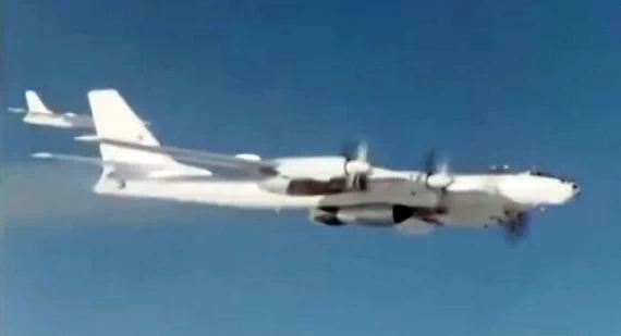 Ту-95В-202 с макетом изделия Ту-95В-202 с макетом изделия