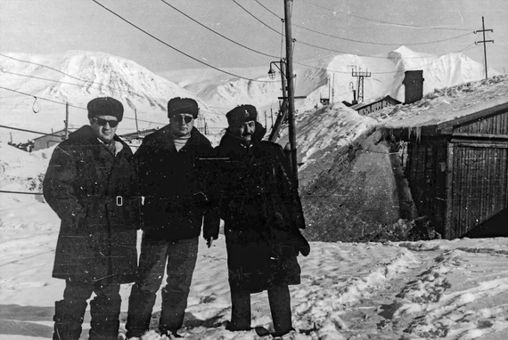 В поселке Северный на фоне пика Седова