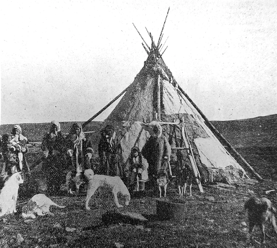 Малокармакульскіе самоѣды со своимъ чумомъ (Съ фотографій автора).
