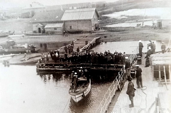 Военные моряки на Новой Земле. Губа Белушья 1948г.