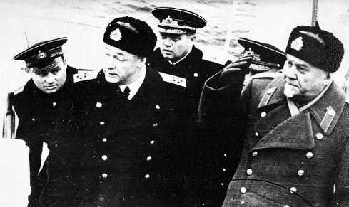 Н.Г. Кузнецов и Н.А. Булганин на борту крейсера «Железняков»
