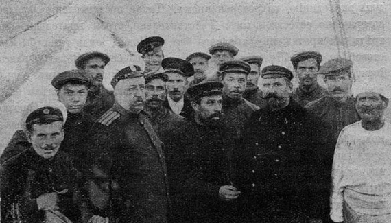Группа участниковъ экспедиціи для поисковъ старшаго лейтенанта Сѣдова на пароходѣ «Печора»