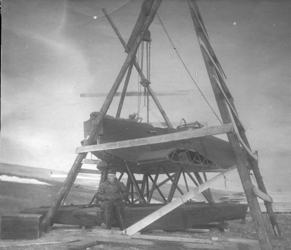 Полярный лётчик Б.Г. Чухновский у самолёта Ю-20. Новая Земля, 1924 г.