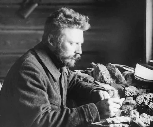 В.А. Русанов за разборкой собранных минералов. Новая Земля.