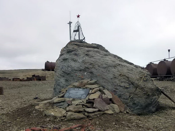 Памятный знак в честь посещения в 1938 г. Русской Гавани первыми отечественными подводными лодками «Декабрист» и «Народоволец».