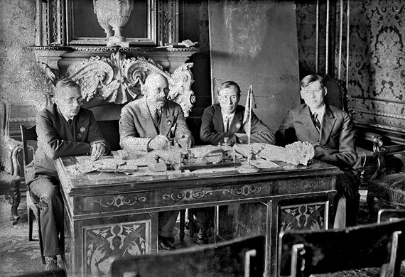 В кабинете директора ВАИ: В.Ю.Визе, Р.Л.Самойлович, Н.Н.Урванцев, Попов (ученый секретарь). В.Ю.Визе, Р.Л.Самойлович, Н.Н.Урванцев, Попов
