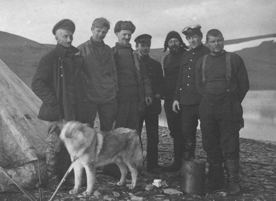 Новая Земля. Маточкин шар 1924 г. Стоят справа налево: И.Н. Безбородов (моторист бота «Грумант»), Н.В. Пинегин, Р.Л. Самойлович, А.И. Толмачев