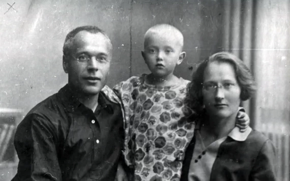 Учительская семья Синицыных в 1928 году. Тимофей Петрович (писатель Пэля Пунух), дочь Полярина (Ляля), Мария Павловна Залевская. Учительская семья Синицыных в 1928 году.