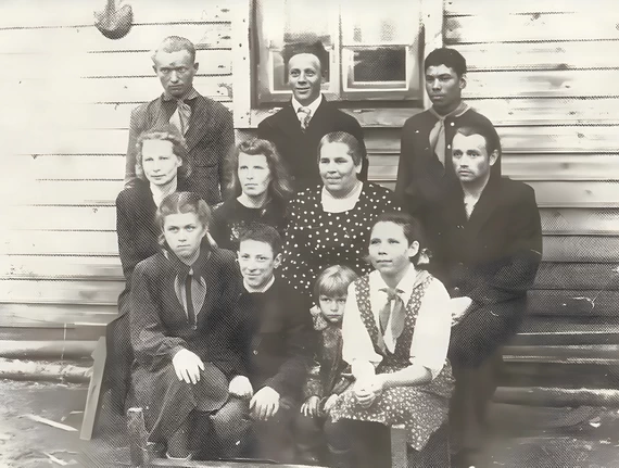 Ученики и преподаватели школы ст. Белушья губа 1951 г. Слева направо: Валя Узкая, Валерьян Рассохин, дочь Клавдии Петровны, Геля внучка Дежневых, Пахова Ольга Петровна - зоология, Алёхина Клавдия Петровна - русский язык, Петракова Степанида Александровна - зауч, Корнеев Нил Тихонович - математика, Прокопьев Анатолий, Журавлев Анатолий, Ледков Владимир.