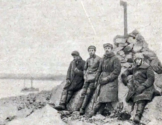 Мыс Желания — самая северная оконечность Ноюй Земли. На снимке: Знак Седова. У знака начальник и др. участники экспедиции.