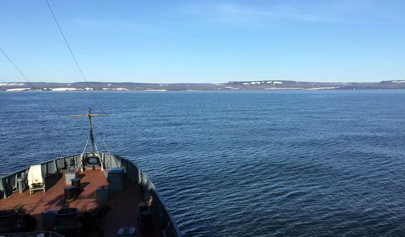 Вспомогательное судно Северного флота РФ «Алтай» входит в залив Благополучия, 2019 г.