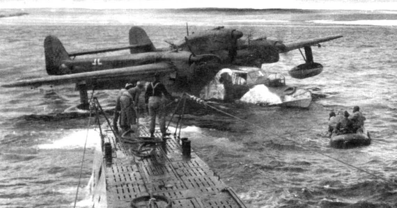 Заправка летающей лодки с немецкой субмарины у берегов Новой Земли. 1942 г.