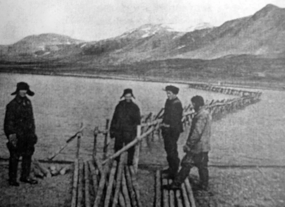 Артель промышленников на гольцовом «заборе». Крестовая Губа, река Северная Гольцовая.. Слева направо: Отец — Рассохин Василий Иванович, Кудрявцев Алеша, Цветков Коля, Мургин.