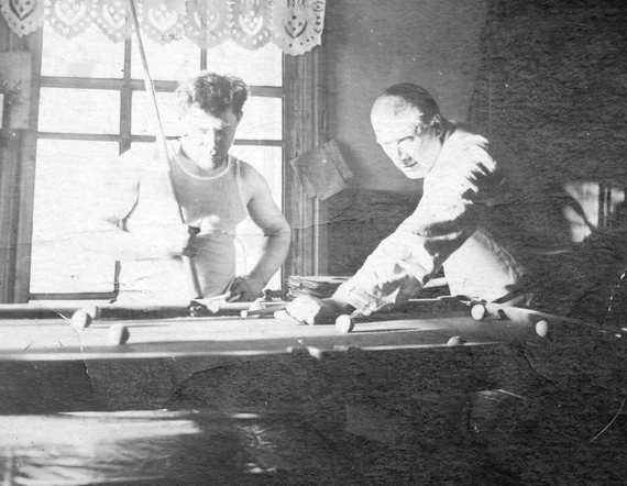 Георгий Ямарин, заведующий фактории Крестовая Губа (справа), Промышленник Цветков Николай. Погиб, унесло в море, охотился на припае.