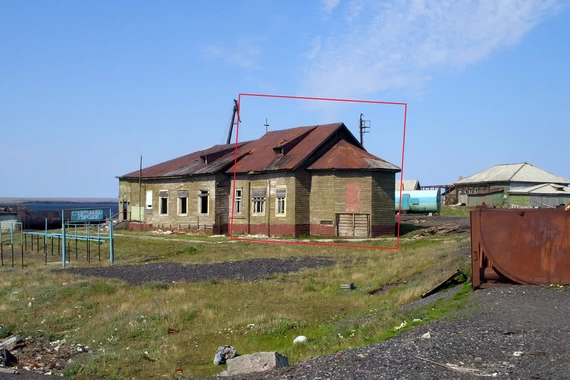 Когда в интернате стало тесно, собиралось более 100 учеников, старшие классы 6 и 7 сделали в церкви-школе. Выделен алтарь, вторая половина — больница. Фото мое 2008 г.