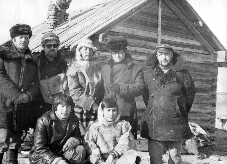 Члены съемочной группы кинофильма на Новой Земле. Слева направо: актер Н.Рачинский, сценарист А.Филатов, актер Н.Ихтымбаев, ассистент режиссера П.Кононыхин. Сидят: актер Р.Б.Укачин, актер Е.Ихтымбаев. Члены съемочной группы кинофильма на Новой Земле