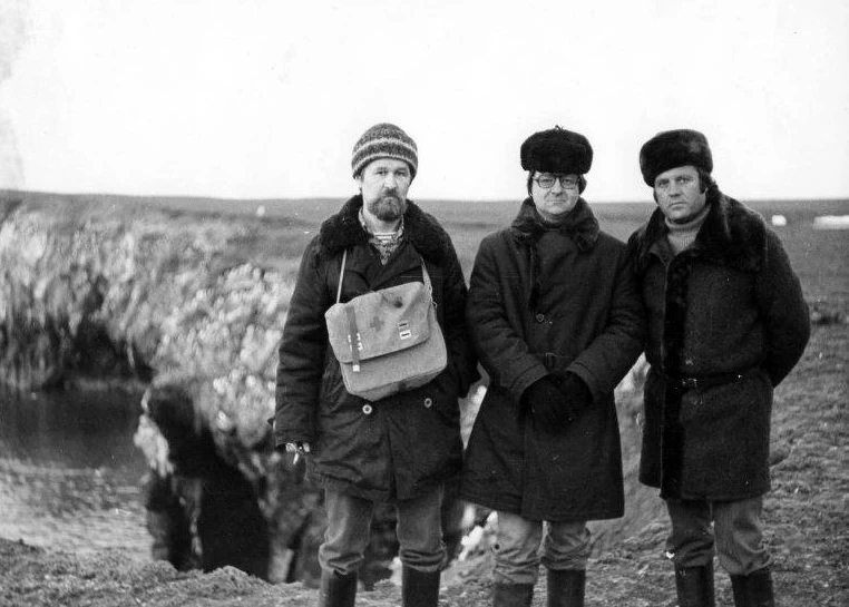 Члены съемочной группы кинофильма на Новой Земле: А.Филатов - сценарист, А.С.Кордон - сценарист, режиссер-постановщик, Н.Рачинский - актер Члены съемочной группы кинофильма на Новой Земле