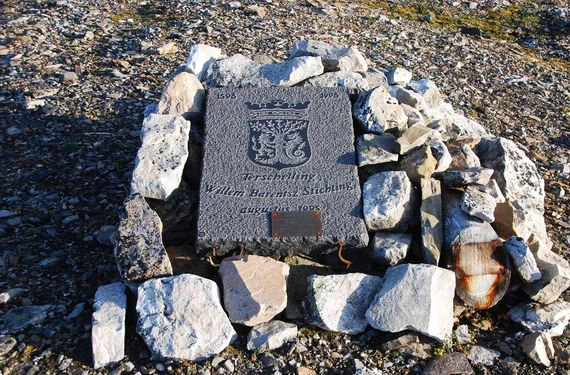 Памятная плита, установленная в 1995 г. на месте зимовки команды Виллема Баренца в 1596-1597 гг. на берегу зал. Ледяная Гавань