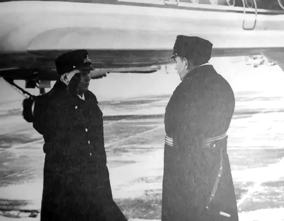 Начальник ядерного полигона контр-адмирал Чиров В.К. встречает командующего флотом на аэродроме Рогачево Начальник ядерного полигона встречает командующего флотом