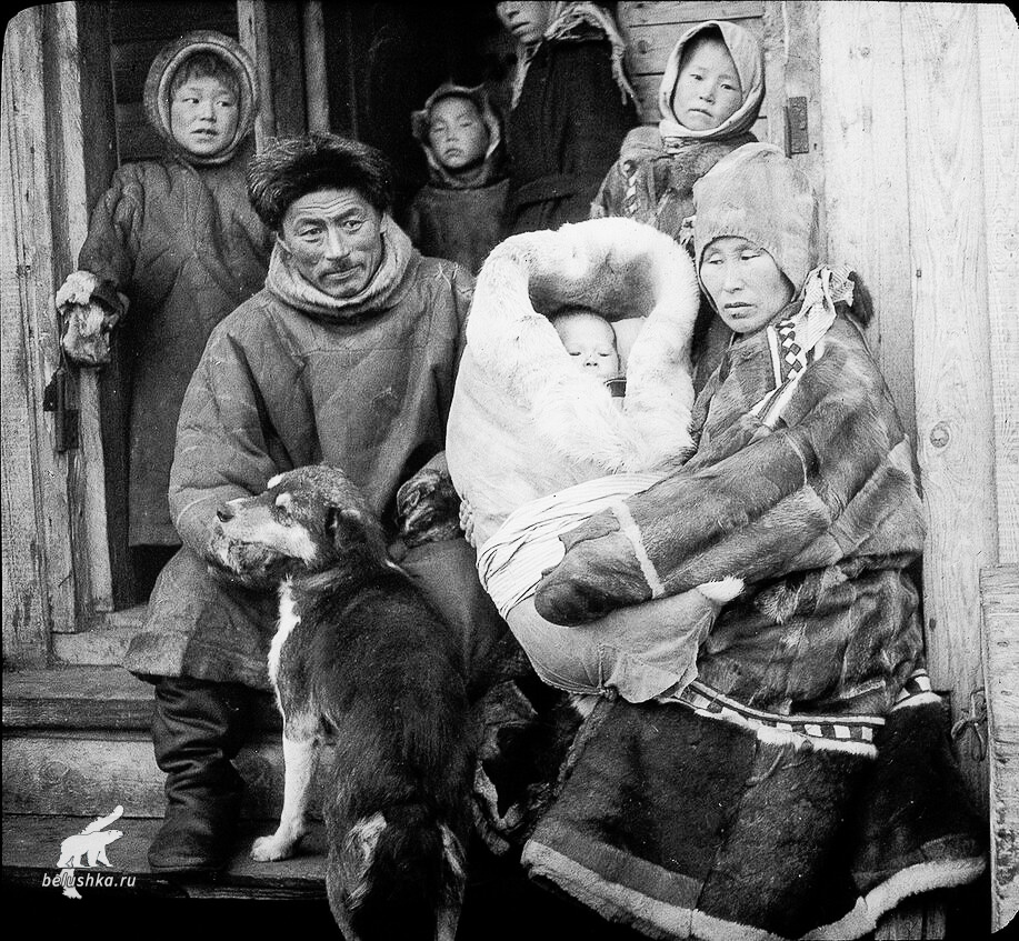 Семья самоедов в Белушьей губе. 1937 г.