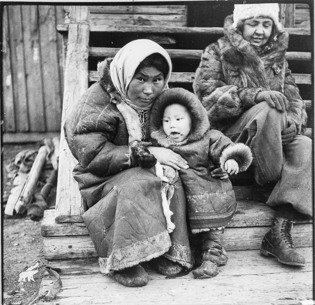 Самоедка с ребенком. Белушья губа. 1937 г.