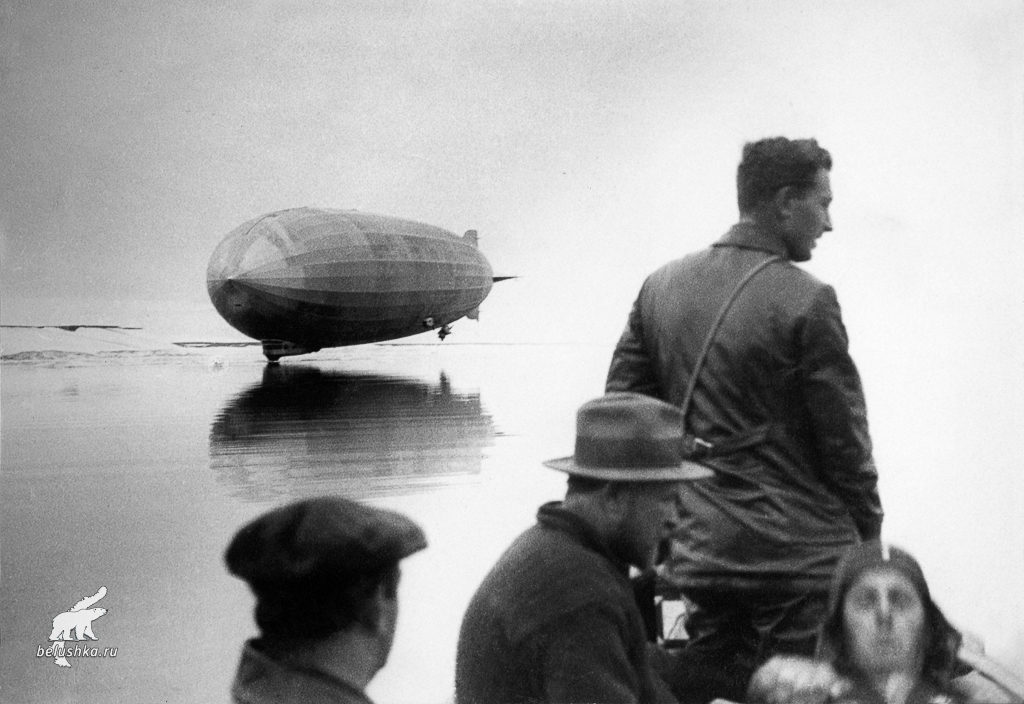 Дирижабль LZ 127 на якоре у острова Гукера во время встречи с ледоколом «Малыгин». Вид из встречающей лодки.