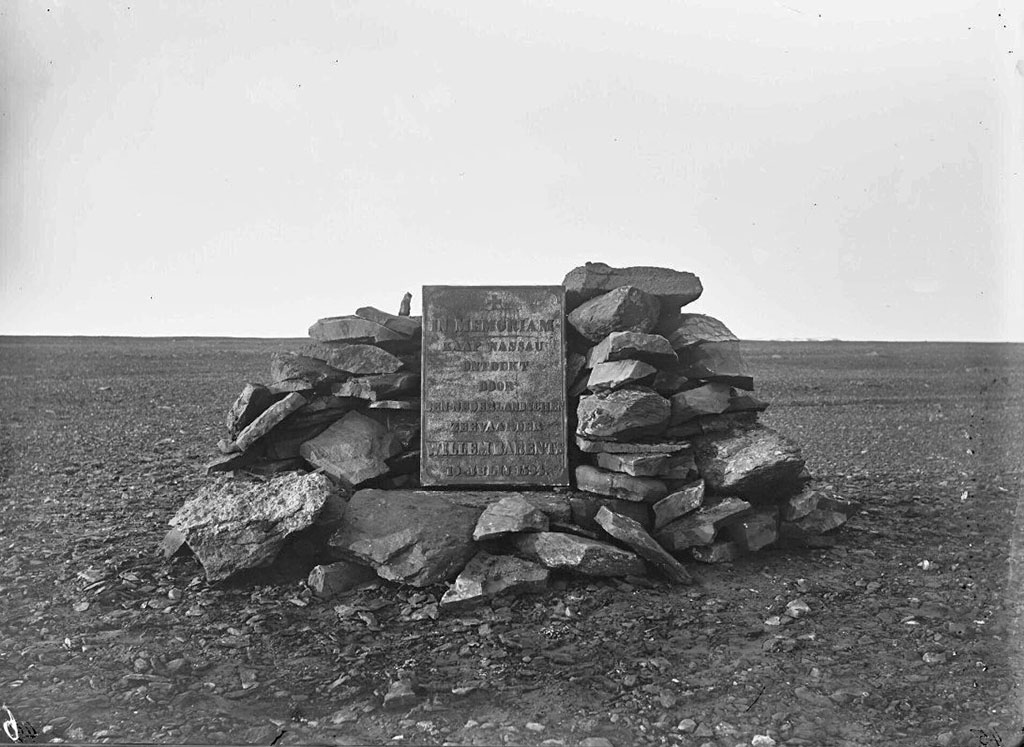Памятный камень на «мысе Нассау» острова Баренца, установлен 29 августа 1879 года.