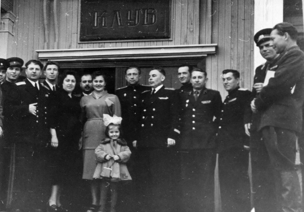 На крыльце матросского клуба. 1960 г.