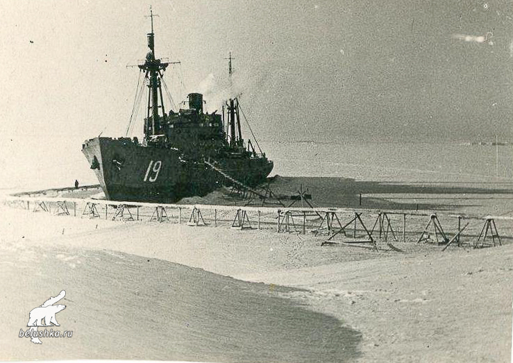 л/п «С. Дежнев» (СКР-19) в бухте Белушьей губы в 1942-1943 г.