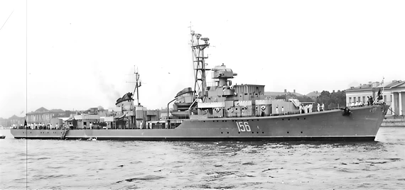 Эсминец «Смелый» на военно-морском параде в Ленинграде Эсминец «Смелый» на военно-морском параде в Ленинграде