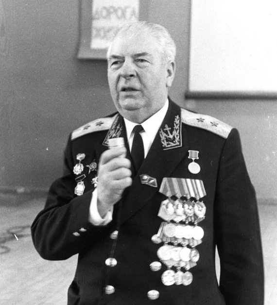 Генерал-лейтенант Кудрявцев Г.Г. на уроке Мужества. 1983 г. Генерал-лейтенант Кудрявцев Г.Г.