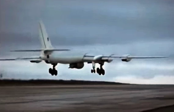 Взлет Ту-95В-202 с аэродрома Оленья