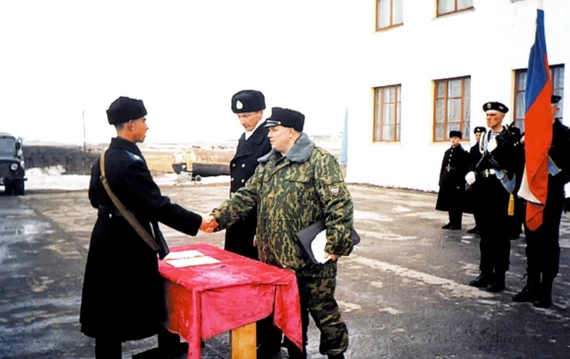 Заместитель начальника полигона по воспитательной работе В.В. Сметанин поздравляет военнослужащих с принятием Военной Присяги (2002)