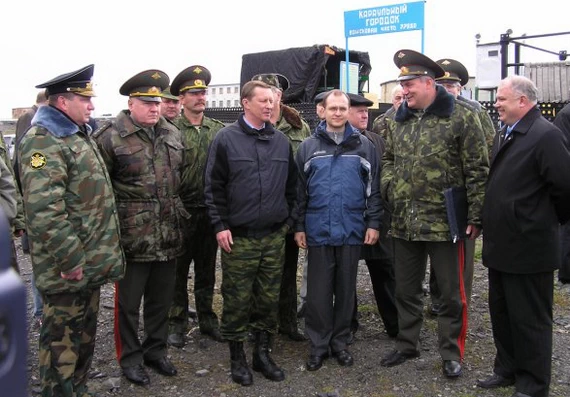 Посещение Новоземельского полигона заместителем Председателя Правительства - министром обороны РФ С.Б. Ивановым, руководителем Федерального агенства по атомной энергии С.В. Кириенко, начальником Службы расквартирования и обустройства МО РФ генералом армии А.В. Гребенюком и начальником 12 Главного управления МО РФ генерал-лейтенантом В.Н. Верховцевым (2006) Посещение Новоземельского полигона министром обороны РФ С.Б. Ивановым