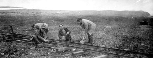 Постройка временной узкоколейной дороги при строительстве полярной станции Маточкин Шар на Новой Земле.
