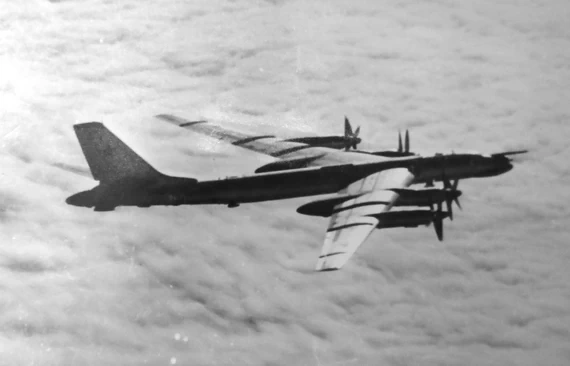 Самолет Ту-95 на боевом курсе Самолет Ту-95