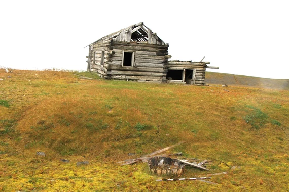 Фото Александра Хатанзейского. 2020 год. Пристройка справа сделана новыми хозяевами. Кто жил после нас - не знаю. Прошло 65 лет, домик рушится. Медведи помогают, выставили двери, окна.
