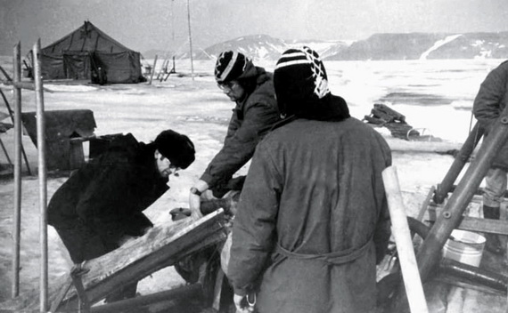 Запуск бензонасоса. На заднем плане – жилая палатка. Новая Земля. 1990 г.